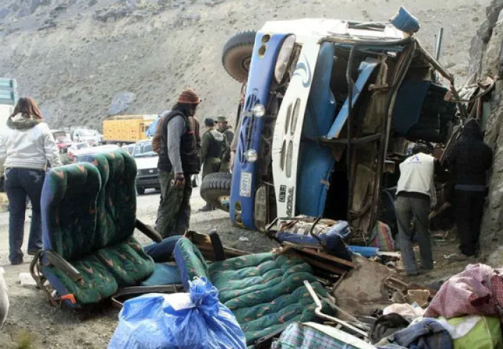 Los accidentes en las carreteras bolivianas dejan cada año un promedio de 1.000 muertos. Foto/ EFE