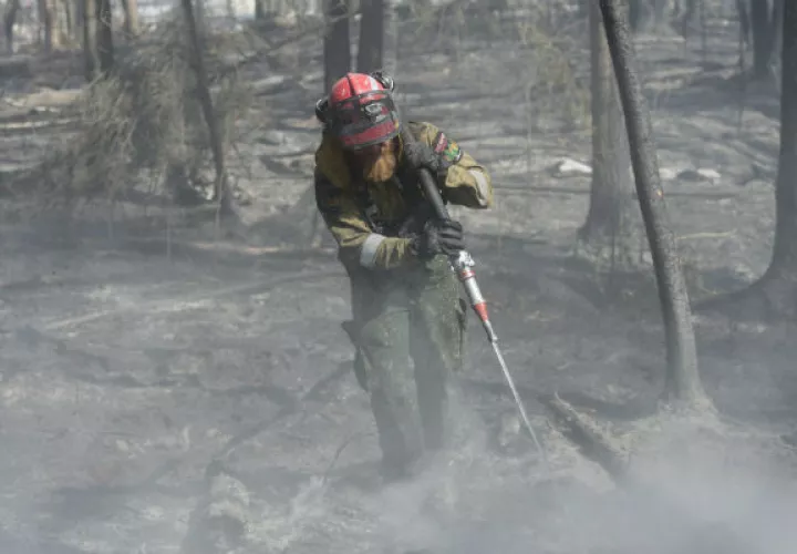 Apagan el fuego. Foto/ EFE