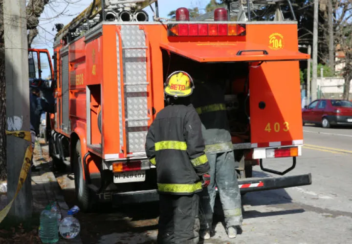 Bomberos trabajan en la residencia de ancianos. Foto/ EFE