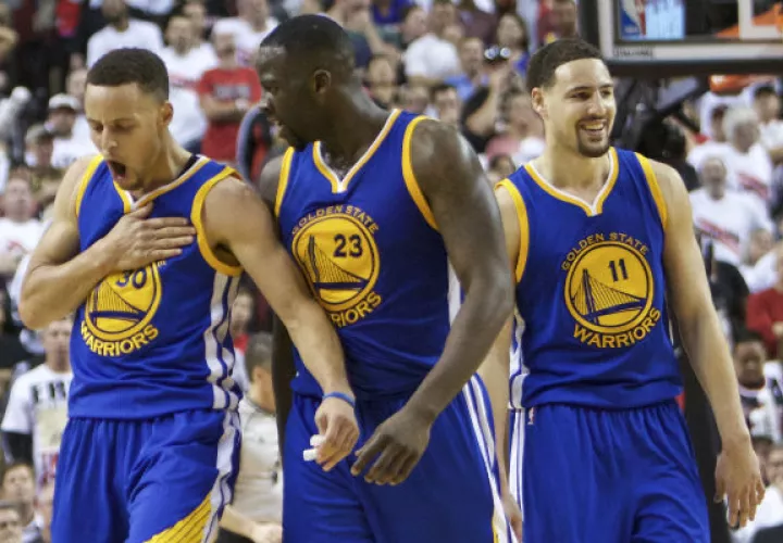 Stephen Curry (izq.) muestra su alegría en el juego de anoche./ Foto AP