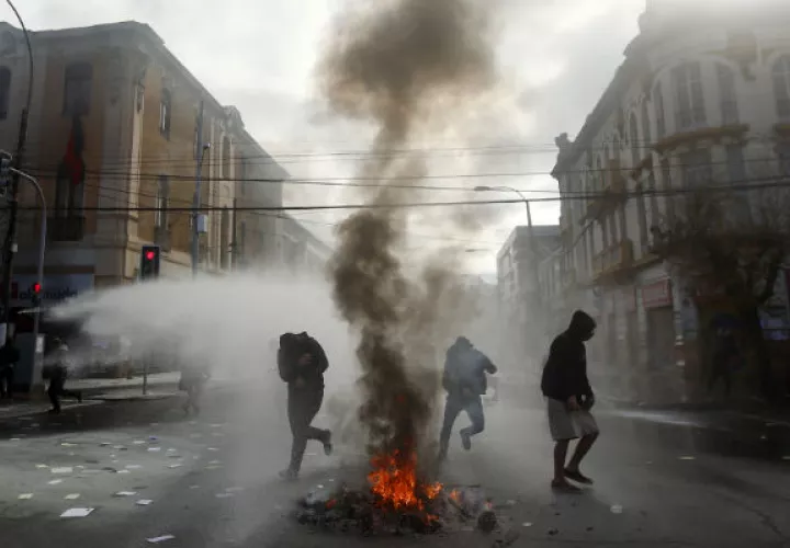 Manifestantes se enfrentan con la policía. Foto/ EFE
