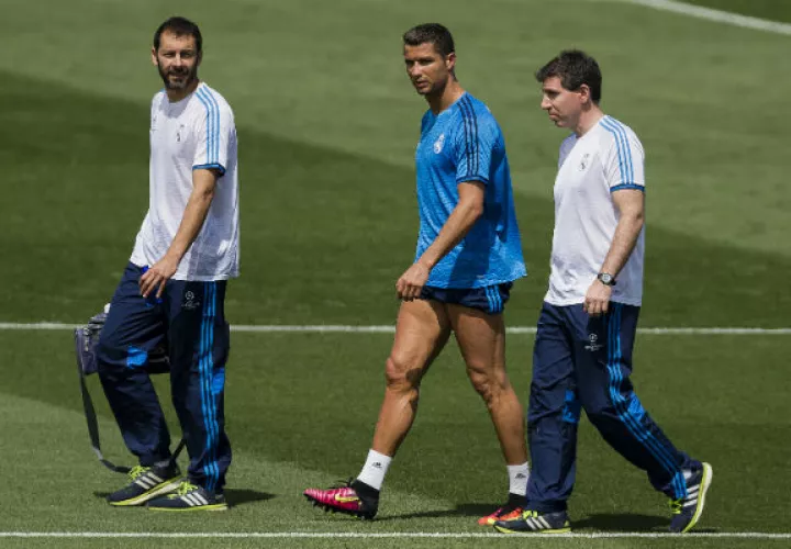 Cristiano Ronaldo al momento de abandonar el entrenamiento./ Foto AP