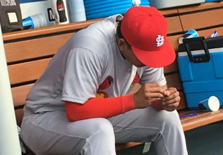 El juego del domingo, Tejada aprovechó para cortarse las uñas./ Cortesía Enrique Rojas