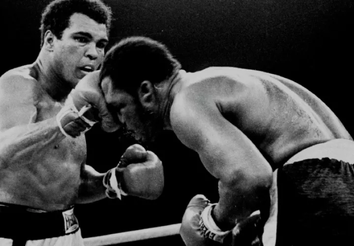 Muhammad Ali (izq.) en su pleito que sostuvo con Joe Frazier en Filipinas y el cual ganó por retiro en el asalto N.°14. AP