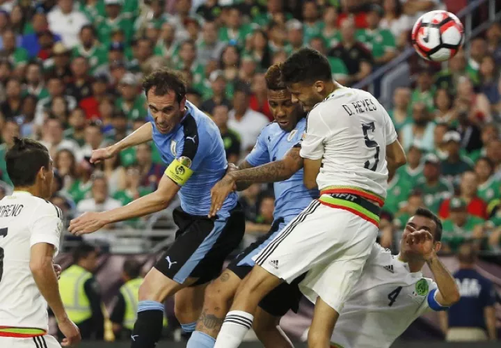 México, uno de los favoritos para pelear por el título, debutó con triunfo por 3-1 ante Uruguay. /Foto AP