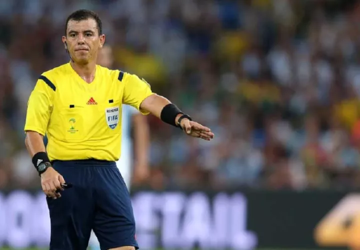 Joel Aguilar será el árbitro principal del juego de mañana. /Foto EFE