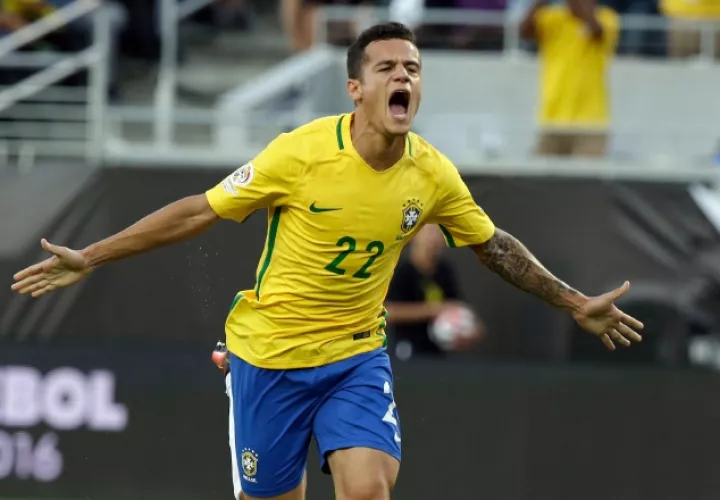 Philippe Coutinho anotó su primer triplete internacional y  ayudó a Brasil a sumar tres puntos en el Grupo B. /Foto AP