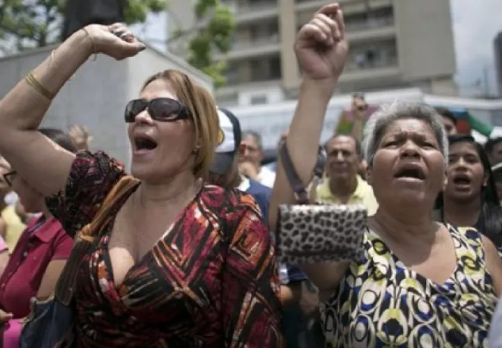 Los opositores venezolanos siguen en las calles en pos de validar firmas para referendo revocatorio. /Foto AP