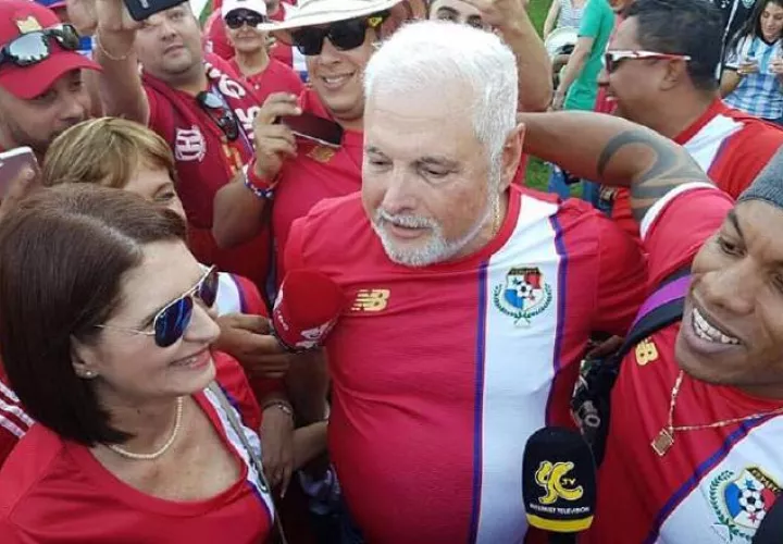 Martinelli fue asediado por los medios y por panameños que están radicados en los Estados Unidos. /Foto de La Cáscara