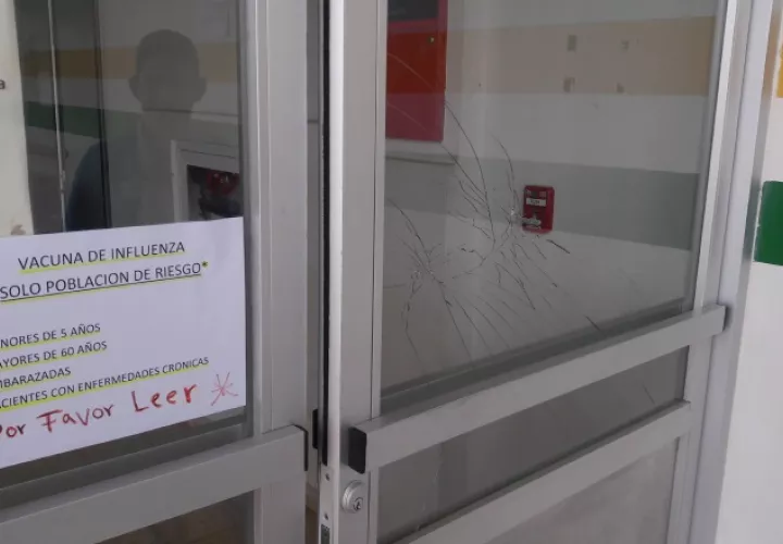 La gran cantidad de personas rompieron una puerta de acceso. José Manuel Adames