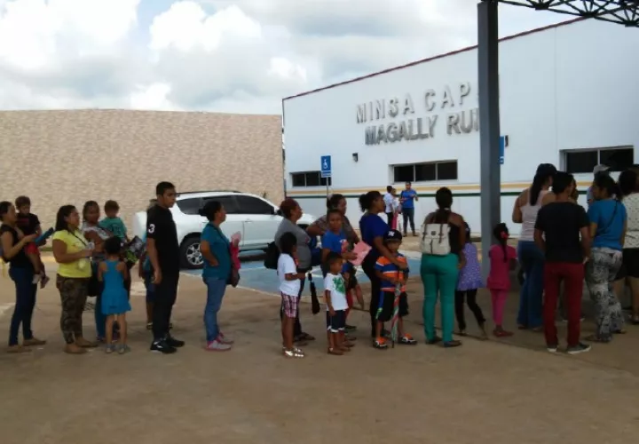 Ciudadanos hacen filas durante  hasta dos horas para ser vacunados contra el virus. Foto: Policía Nacional