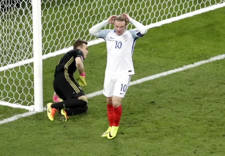 Wayne Rooney lamenta una de sus oportunidades en el ataque. AP