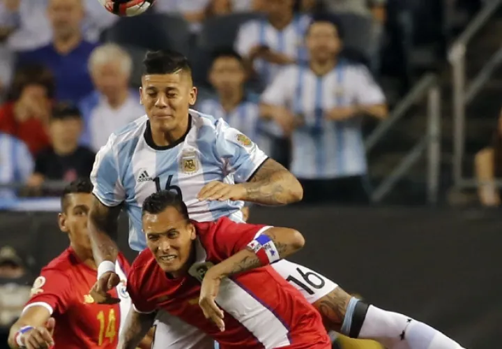 Rojo (centro) además consideró que  el juego que mostró  Panamá fue muy brusco. /Foto AP