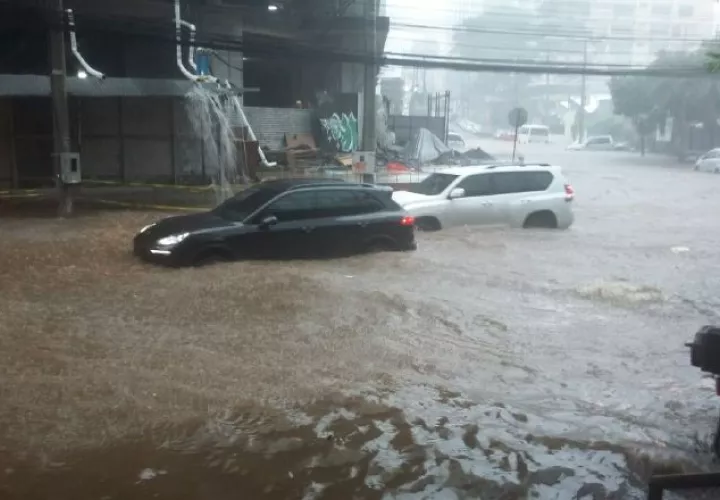Drenajes obstruidos en el área bancaria ocasionaron que varias calles quedaran así. /Foto Twitter
