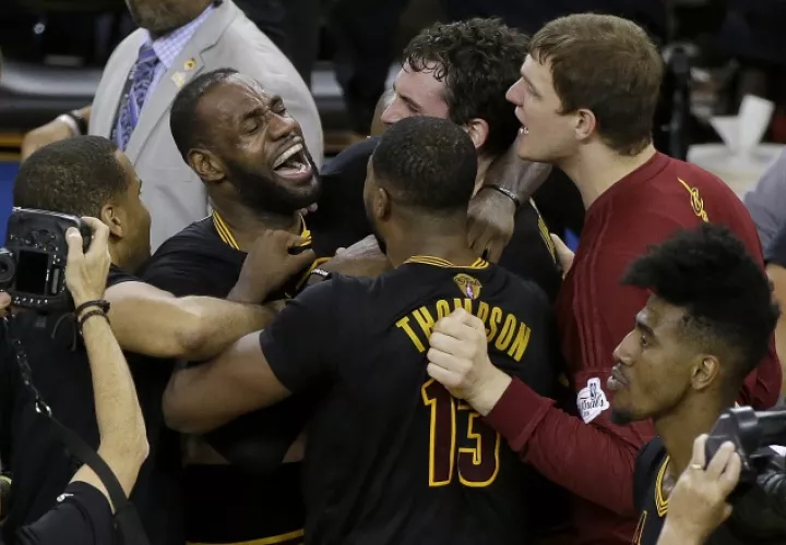 James celebra el título.