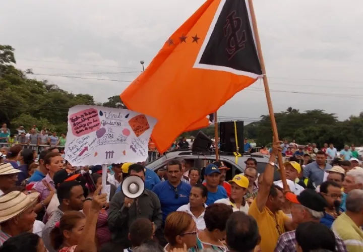 Actualmente existen dos banderas en la provincia. /Foto Zenaida Vásquez