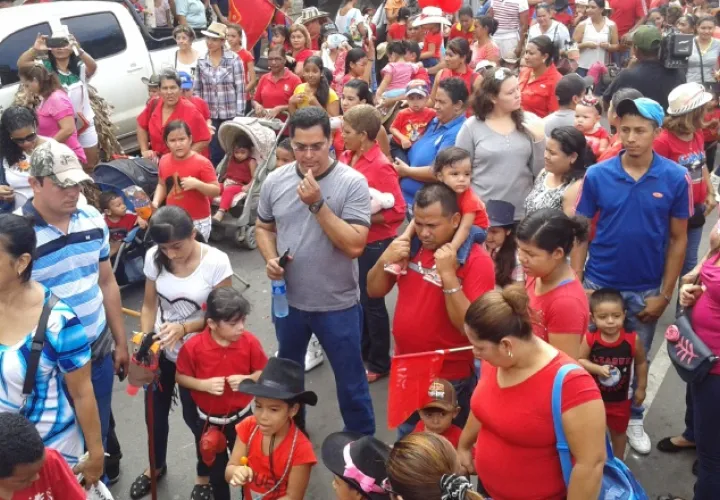 Gran cantidad de niños asistieron vestidos de rojo a la festividad de san Juan en Chitré. /Foto Thays Domínguez