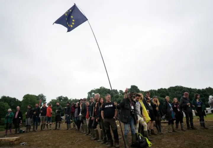 Defensores de la UE hacen una figura de corazón /Foto EFE