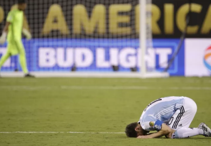 Messi no pudo ocultar el dolor. /Foto AP/EFE