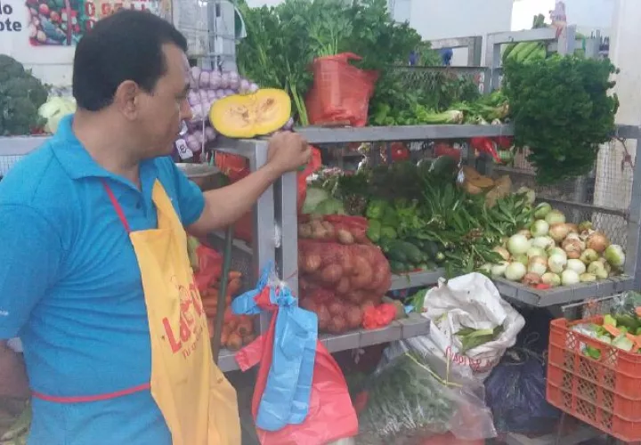 Los costos de la cebolla han aumentado, y ellos han tenido que pasar los costos al público./Foto Elena Valdez