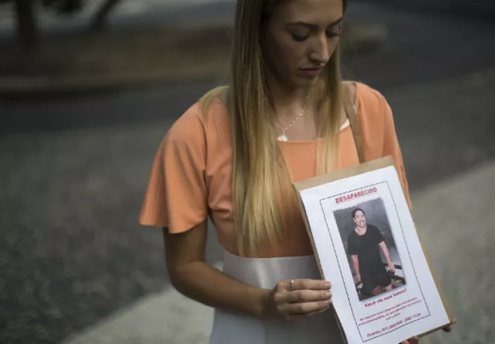 Bonnie Cuthbert, muestra la foto de su novio. Foto/ AP