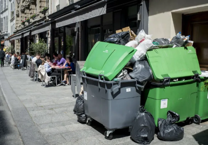 Cubos de basura repletos ocupan las calles de París. Foto/ EFE