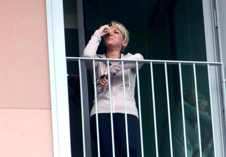 La prometida del ex primer ministro italiano Silvio Berlusconi, Francesca Pascale, se asoma a una ventana del hospital de San Raffaele en Milán (Italia). Foto: EFE