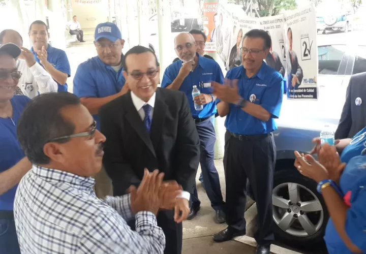 Eduardo Flores, uno de los candidatos a rector de la UP. Foto/Twitter