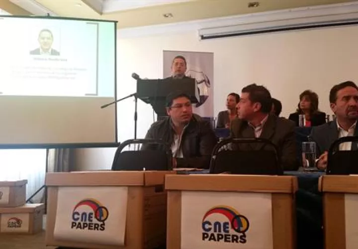 El  exsecretario nacional del Migrante de Ecuador, William Murillo (c, arriba), quien ejerció ese cargo con el Gobierno del presidente Rafael Correa, hablando junto a reprsentantes de las organizaciones políticas que forman el "Acuerdo Nacional por la Transparencia" de Ecuador, en Quito, Ecuador. Foto: EFE