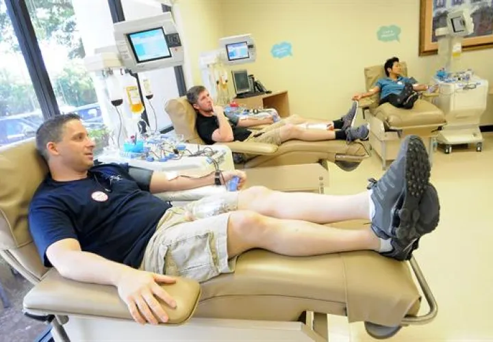 Un grupo de personas fue registrado este lunes al donar sangre para las víctimas del tiroteo de la discoteca Pulse, en el centro de donación OneBlood de Orlando, (Florida, EE.UU.). Foto: EFE