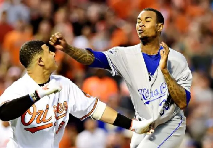 Manny Machado se apresta a conectarle un buen derechazo  a Yordano Ventura. / Foto Cortesía