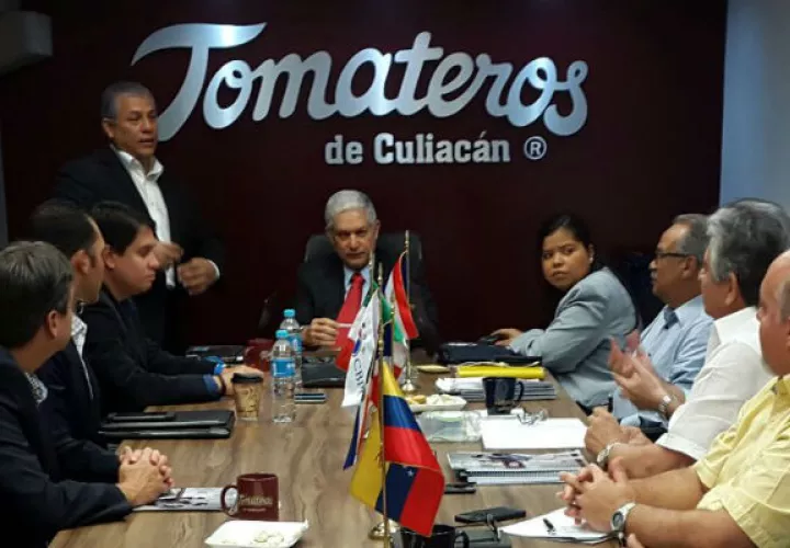 David Salayandía expone en la reunión en México./ Foto Cortesía