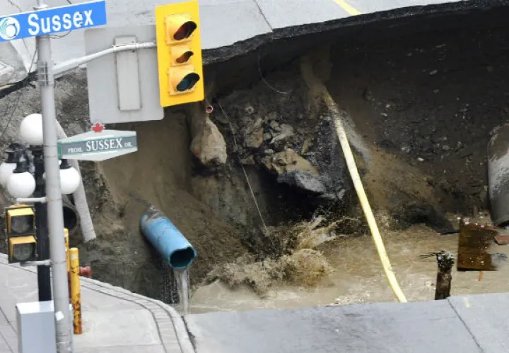 El socavón está en el centro de la ciudad. Foto/ AP