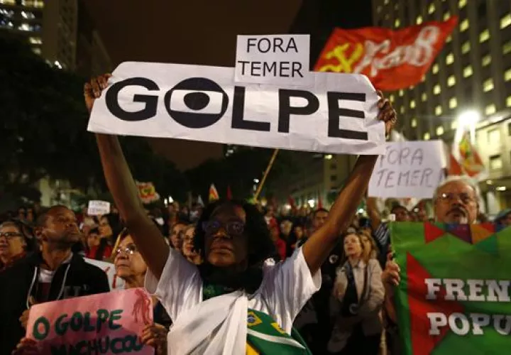Sindicalistas y militantes de diferentes movimientos sociales protestaron este viernes en la ciudad de Río de Janeiro. Foto: EFE 