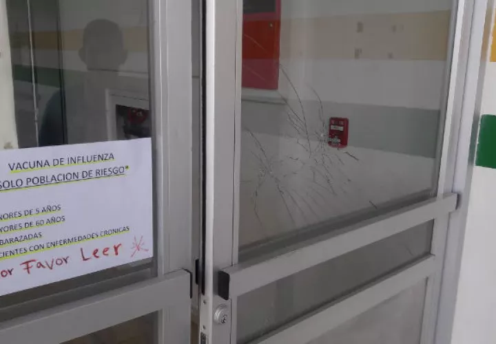 Así dejaron la puerta. Foto: José Manuel Adames