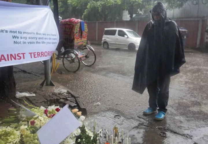 Rezan por las víctimas del ataque en Dacca. /Foto AP