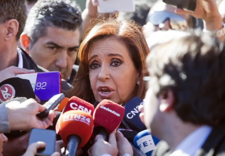 La expresidenta Cristina Fernández conversa con un grupo de periodistas. /Foto AP
