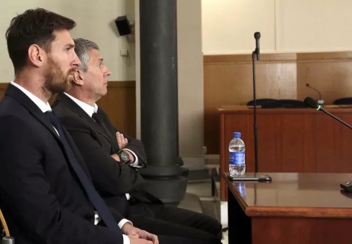 Lionel Messi, junto a su padre,  Jorge Messi, en el tribunal, en espera de la sentencia por evasión fiscal. /Foto EFE