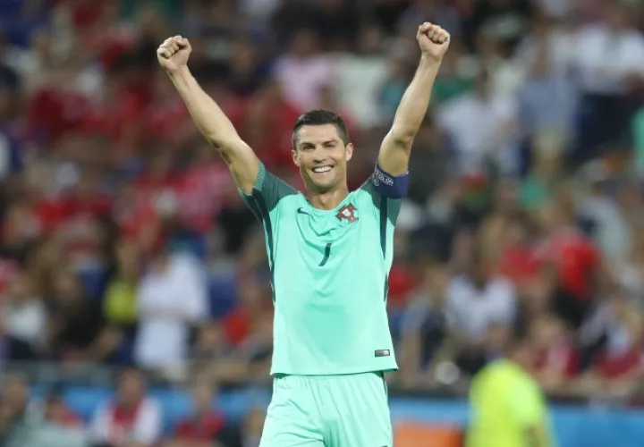 Cristiano Ronaldo disfruta de este gran momento en la Eurocopa 2016, ahora el jugador vivirá su segunda final del torneo. /Foto AP