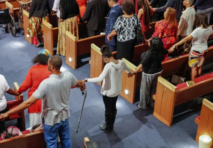La gente se da la mano  durante un servicio religioso en Estados Unidos. /Foto EFE