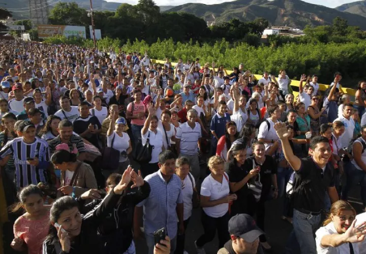 Una muchedumbre impresionante aprovechó esta apertura de la frontera con Colombia. /Foto EFE