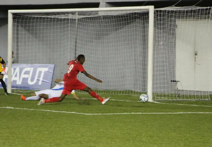 Leandro Ávila, de Panamá (9), no pudo anoche ante los chapines. /Foto Cortesía@Fepafut