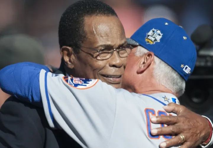 Terry Collins, piloto de los Mets de Nueva York, saluda al panameño Rod Carew. /Foto AP