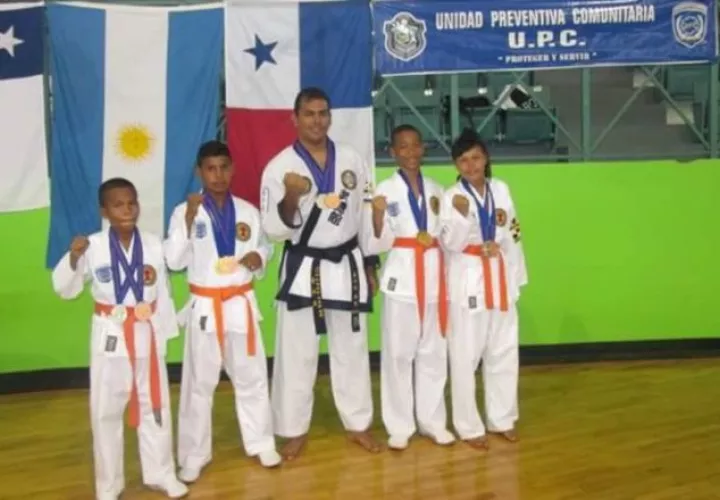La delegación nacional muestra  las medallas logradas. /Foto Cortesía Policía Nacional