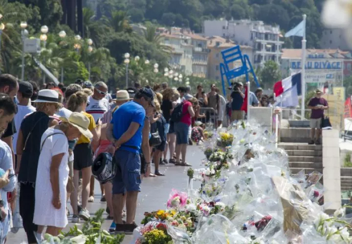 Las personas se toman unos minutos para rezar  por las víctimas de Niza. /Foto EFE