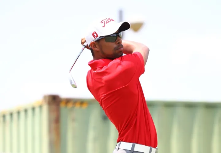 El panameño Omar Tejeira entregó ayer una tarjeta de 71   golpes, puntuación que le permite mantenerse al frente de la clasificación, que también comanda el estadounidense Jeff Wells.