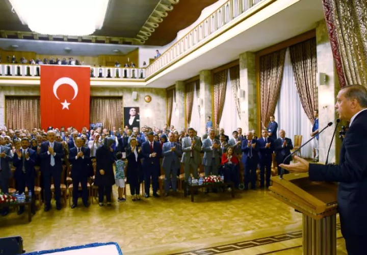 Presidente turco, Recep Tayyip Erdogan, ante la multitud. /Foto AP