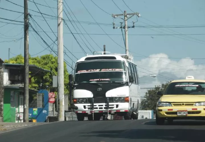 Las quejas de usuarios de este transporte selectivo no paran.  A diario, cientos de panameños se ven obligados a utilizar este mal pero necesario servicio. Archivo 