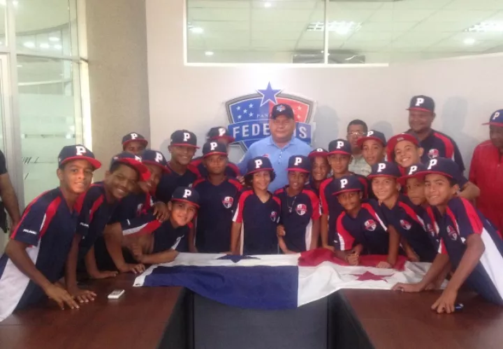 Ayer, en las oficinas de la Fedebeis, ambos equipos recibieron el pabellón. /Foto Cortesía