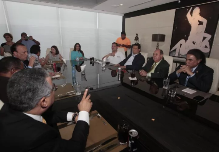 Bancada de CD se reorganiza. /Foto Víctor Arosemena